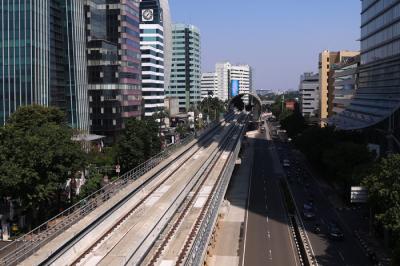 Suasana lokasi proyek pembangunan LRT Jabodebek di Jakarta, Jumat (6/8/2021).