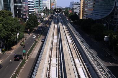 Suasana lokasi proyek pembangunan LRT Jabodebek di Jakarta, Jumat (6/8/2021).