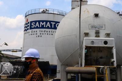 Pekerja sedang mengecek produksi gas oksigen di PT Samator Gas Industri Kawasan Pulo Gadung, Jakarta Timur, Jumat (6/8/2021).