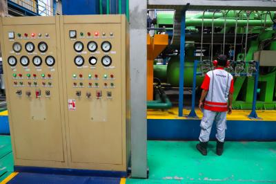 Pekerja sedang mengecek produksi gas oksigen di PT Samator Gas Industri Kawasan Pulo Gadung, Jakarta Timur, Jumat (6/8/2021).