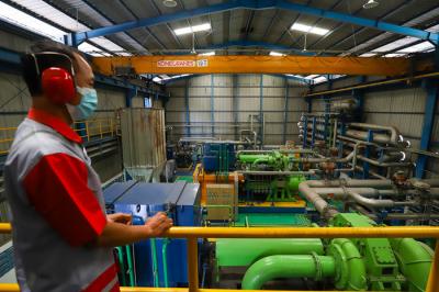 Pekerja sedang mengecek produksi gas oksigen di PT Samator Gas Industri Kawasan Pulo Gadung, Jakarta Timur, Jumat (6/8/2021).