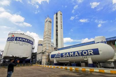 Pekerja sedang mengecek produksi gas oksigen di PT Samator Gas Industri Kawasan Pulo Gadung, Jakarta Timur, Jumat (6/8/2021).