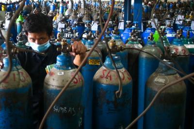Pekerja sedang mengecek produksi gas oksigen di PT Samator Gas Industri Kawasan Pulo Gadung, Jakarta Timur, Jumat (6/8/2021).