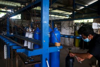 Pekerja sedang mengecek produksi gas oksigen di PT Samator Gas Industri Kawasan Pulo Gadung, Jakarta Timur, Jumat (6/8/2021).