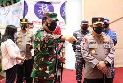 Panglima TNI Marsekal TNI Hadi Tjahjanto melakukan peninjauan Serbuan Vaksinasi di Gedung BSCC Dome, Balikpapan, Jumat (6/8/2021).