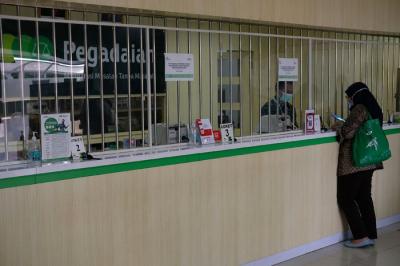 Nasabah melakukan transaksi di counter kantor cabang Pegadaian Kebayoran Baru, Jakarta, Jumat, (6/8/2021).