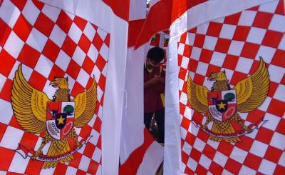 Sejumlah pedagang bendera Merah Putih mengeluhkan sepinya pembeli. Seperti yang dialami pedagang di Jalan Jenderal Sudirman, Kota Semarang, Jumat (6/8/2021).