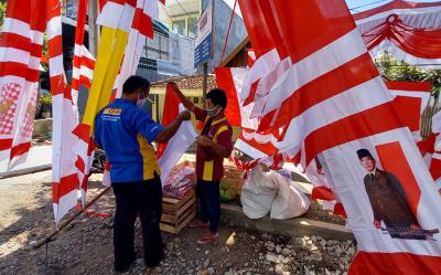 Sejumlah pedagang bendera Merah Putih mengeluhkan sepinya pembeli. Seperti yang dialami pedagang di Jalan Jenderal Sudirman, Kota Semarang, Jumat (6/8/2021).