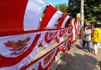 Sejumlah pedagang bendera Merah Putih mengeluhkan sepinya pembeli. Seperti yang dialami pedagang di Jalan Jenderal Sudirman, Kota Semarang, Jumat (6/8/2021).