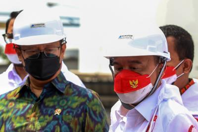 Peninjauan produksi gas oksigen di PT Samator Gas Industri Kawasan Pulo Gadung, Jakarta Timur, Jumat (6/8/2021).
