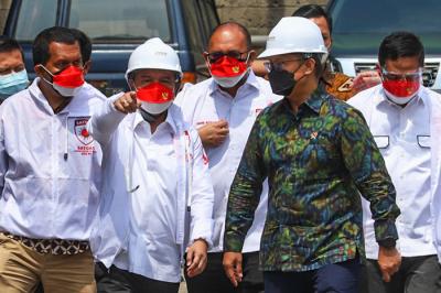 Peninjauan produksi gas oksigen di PT Samator Gas Industri Kawasan Pulo Gadung, Jakarta Timur, Jumat (6/8/2021).