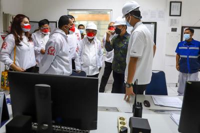 Peninjauan produksi gas oksigen di PT Samator Gas Industri Kawasan Pulo Gadung, Jakarta Timur, Jumat (6/8/2021).