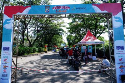 Petugas medis menyuntikan vaksin kepada pengunjung yang akan masuk ke tempat wisata Pantai Akkarena, Makassar, Jalan Metro Tanjung Bunga, Jumat (6/8/2021).