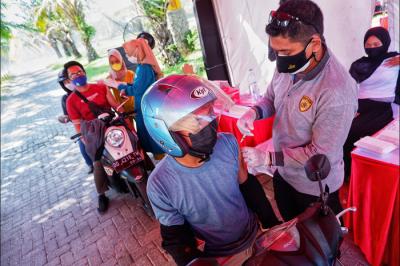 Petugas medis menyuntikan vaksin kepada pengunjung yang akan masuk ke tempat wisata Pantai Akkarena, Makassar, Jalan Metro Tanjung Bunga, Jumat (6/8/2021).