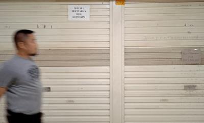Suasana sejumlah kios pertokoan terlihat tutup di kawasan pusat perbelanjaan Blok M, Jakarta Selatan, Sabtu (7/8/2021).
