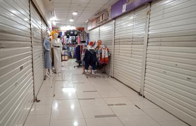 Suasana sejumlah kios pertokoan terlihat tutup di kawasan pusat perbelanjaan Blok M, Jakarta Selatan, Sabtu (7/8/2021).