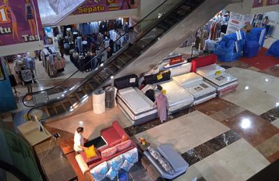 Suasana sejumlah kios pertokoan terlihat tutup di kawasan pusat perbelanjaan Blok M, Jakarta Selatan, Sabtu (7/8/2021).