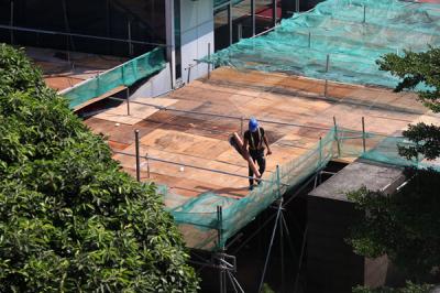 Suasana proyek pembangunan gedung bertingkat di Jakarta, Sabtu (7/8/2021).
