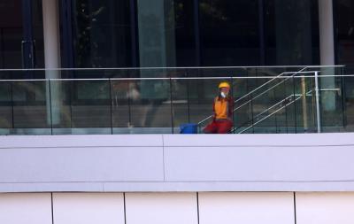 Suasana proyek pembangunan gedung bertingkat di Jakarta, Sabtu (7/8/2021).