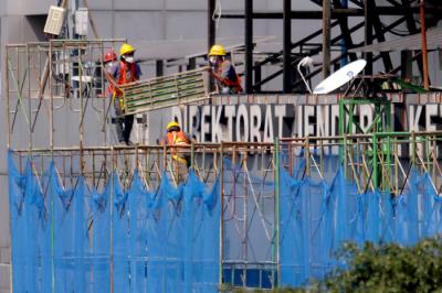 Suasana proyek pembangunan gedung bertingkat di Jakarta, Sabtu (7/8/2021).