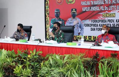 Panglima TNI Marsekal TNI Hadi Tjahjanto saat memimpin rapat bersama Forkopimda terkait penanganan Covid-19 di Kalimantan Utara, Jumat (6/8/2021).