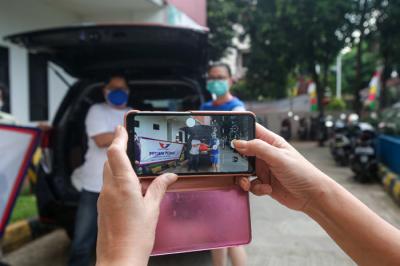 Warga menerima bantuan peket sembako di Rusunawa Pengadegan, Pancoran, Jakarta Selatan, Sabtu (7/8/2021).