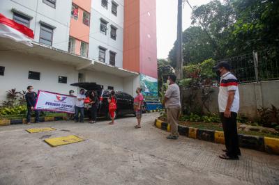Warga menerima bantuan peket sembako di Rusunawa Pengadegan, Pancoran, Jakarta Selatan, Sabtu (7/8/2021).
