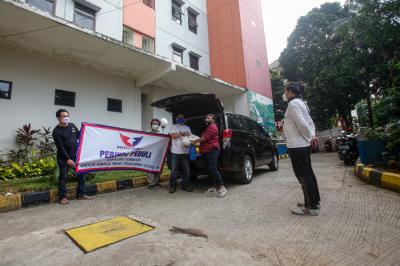 Warga menerima bantuan peket sembako di Rusunawa Pengadegan, Pancoran, Jakarta Selatan, Sabtu (7/8/2021).