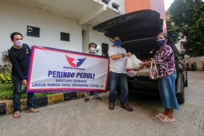 Warga menerima bantuan peket sembako di Rusunawa Pengadegan, Pancoran, Jakarta Selatan, Sabtu (7/8/2021).