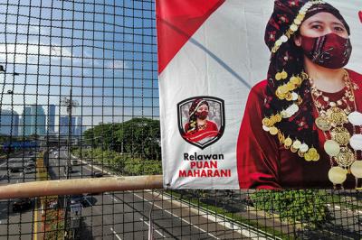 Terlihat Baliho yang menampilkan wajah tokoh politik bergambar Puan Maharani yang ada di jalan Jakarta, Minggu (8/8/2021).