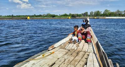 Warga menggunakan perahu penyebrangan di Sungai Jeneberang yang berbatasan langsung Kabupaten Gowa dan Makassar, Minggu (8/8/2021).