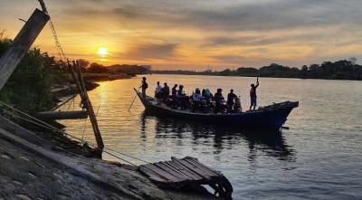 Warga menggunakan perahu penyebrangan di Sungai Jeneberang yang berbatasan langsung Kabupaten Gowa dan Makassar, Minggu (8/8/2021).