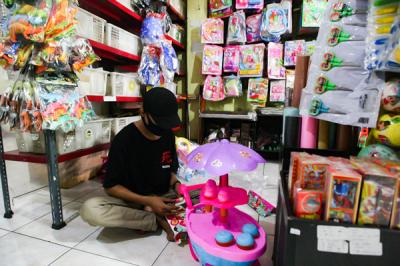 Penjual merapikan mainan anak tradisional ketapel di Toko Mainan Gorda, Jalan Raya Pondok Gede, Jakarta Timur, Minggu (8/8/2021).