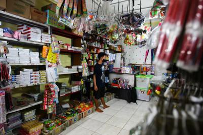 Penjual merapikan mainan anak tradisional ketapel di Toko Mainan Gorda, Jalan Raya Pondok Gede, Jakarta Timur, Minggu (8/8/2021).