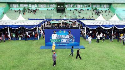 Masyarakat Kota Malang Raya antusias mengikuti Serbuan Vaksinasi tahap pertama hari kedua di Stadion Gajayana Malang, Minggu (8/8/2021).