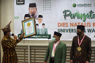 Ketua Umum dan Pendiri Leprid Paulus Pangka menyerahkan piagam penghargaan kepada Rektor Unwahas Prof Dr H Mudzakkir Ali, MA di Semarang, Minggu (8/8/2021).