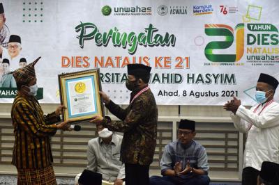 Ketua Umum dan Pendiri Leprid Paulus Pangka menyerahkan piagam penghargaan kepada Rektor Unwahas Prof Dr H Mudzakkir Ali, MA di Semarang, Minggu (8/8/2021).