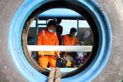 Pengisian BBM Pertamina untuk nelayan serta angkutan air ojeg tradisional antar pulau di kepulauan seribu Utara provinsi DKI Jakarta, Senin (9/8/2021).