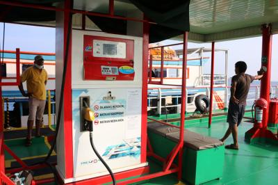 Pengisian BBM Pertamina untuk nelayan serta angkutan air ojeg tradisional antar pulau di kepulauan seribu Utara provinsi DKI Jakarta, Senin (9/8/2021).