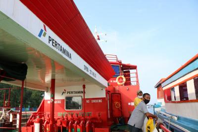 Pengisian BBM Pertamina untuk nelayan serta angkutan air ojeg tradisional antar pulau di kepulauan seribu Utara provinsi DKI Jakarta, Senin (9/8/2021).