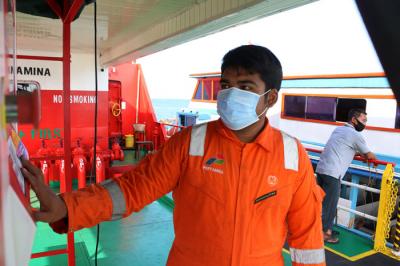 Pengisian BBM Pertamina untuk nelayan serta angkutan air ojeg tradisional antar pulau di kepulauan seribu Utara provinsi DKI Jakarta, Senin (9/8/2021).