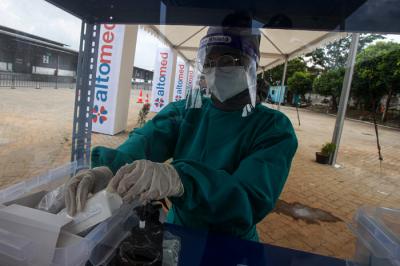 Warga menjalani swab test antigen secara drive thru di Altomed, Kelapa Gading, Jakarta Utara, Senin (9/8/2021).