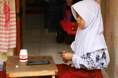 Anak-anak saat melaksanakan proses belajar secara online di kawasan Jakarta Barat, Senin (9/8/2021).