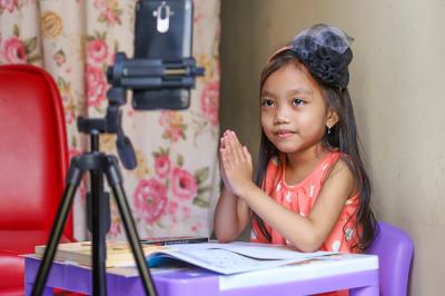Anak-anak saat melaksanakan proses belajar secara online di kawasan Jakarta Barat, Senin (9/8/2021).