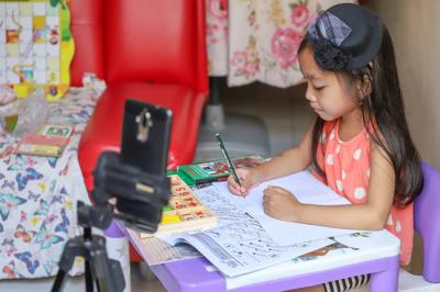 Anak-anak saat melaksanakan proses belajar secara online di kawasan Jakarta Barat, Senin (9/8/2021).