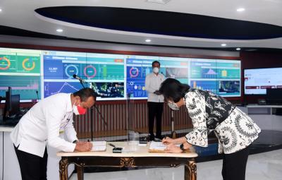 Presiden Joko Widodo meresmikan peluncuran Online Single Submission (OSS) berbasis risiko dalam perizinan berusaha di Jakarta, Senin (9/8/2021).