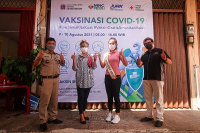 Miss Indonesia 2020 Pricilia Carla Yules saat meninjau sentra vaksinasi Covid-19 di Pluit, Penjaringan, Jakarta Utara, Senin (9/8/2021).