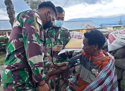 Pos Walesi yang tergabung dalam Satgas Pamrahwan Yonif RK 751/VJS melayani masyarakat yang datang untuk berobat di Pos secara gratis.