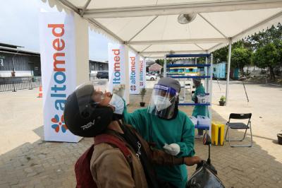 Warga menjalani tes cepat antigen Covid-19 di layanan PCR dan antigen Swab Test Altomed, Kelapa Gading, Jakarta, Senin (9/8/2021).