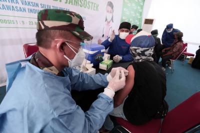 Kegiatan bertajuk Vaksinasi Bersama BP Jamsostek di Kawasan Industri Suryacipta, Karawang, Jawa Barat, Senin (9/8/2021).
